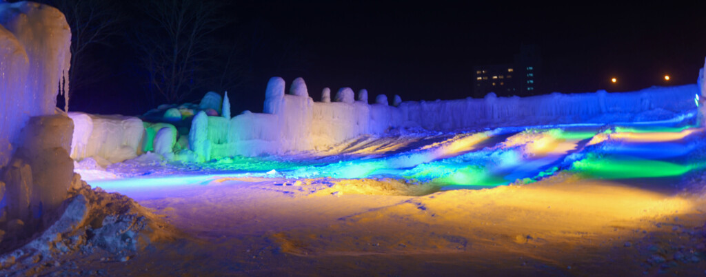 層雲峡温泉 氷瀑まつりのチューブスライダー。ライトアップされた雪の坂を滑る体