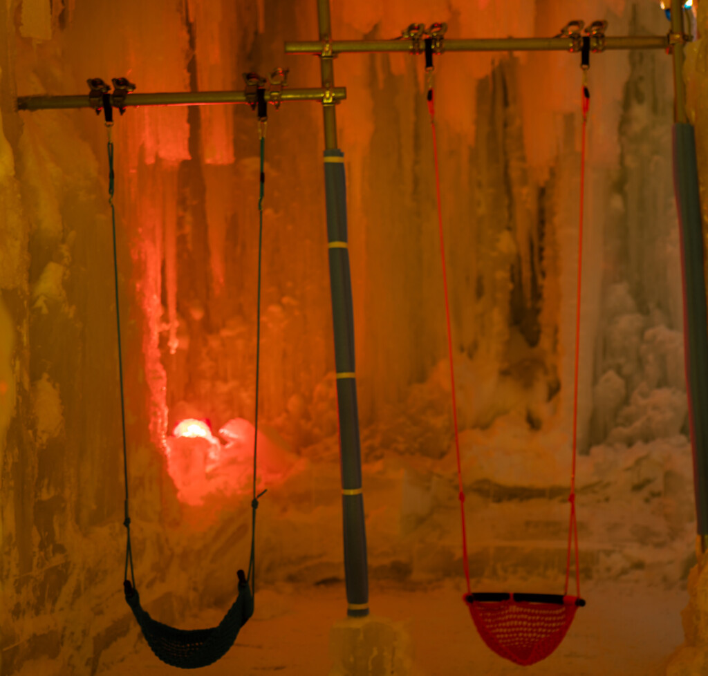 層雲峡温泉氷瀑まつりの氷の回廊に設置されたブランコ(撮影スポット)