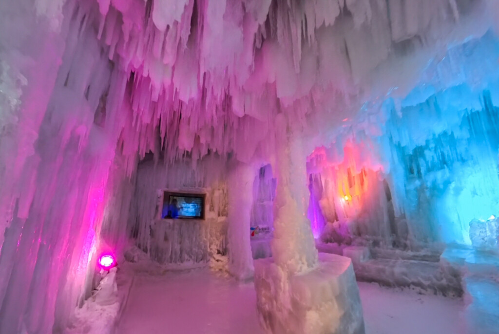 氷柱に囲まれた内部空間のライトアップ。ピンクと青の光が広がる(層雲峡温泉氷瀑まつり)