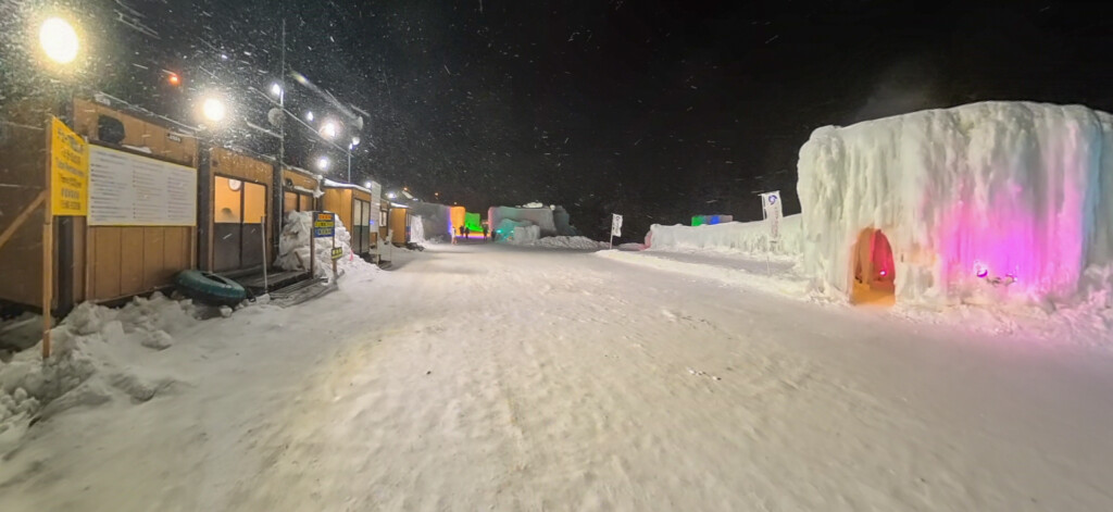 層雲峡温泉 氷瀑まつりの花火観覧エリア付近。会場の明かりと雪道の様子が分かる