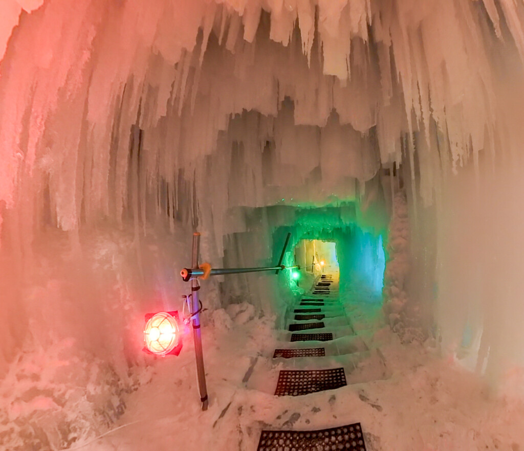 氷の回廊をカラフルに照らすライトアップ。足元の通路が奥へ続く(層雲峡温泉氷瀑まつり)