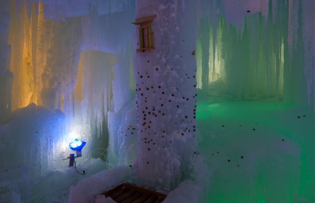 層雲峡温泉 氷瀑まつりの「氷の神社」内部。氷壁がカラフルにライトアップされている