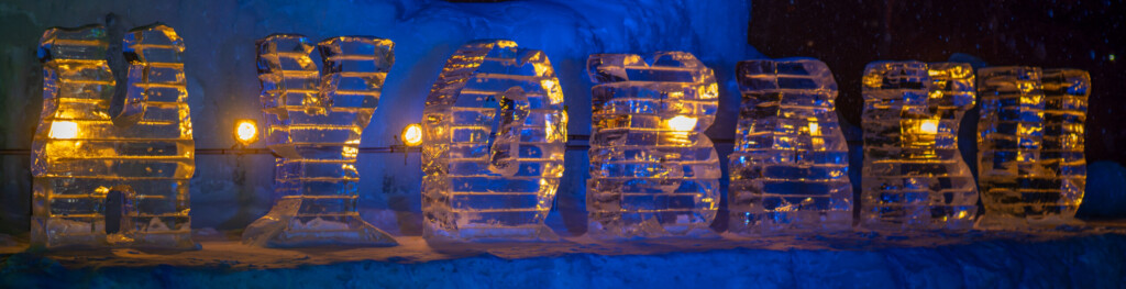 層雲峡温泉 氷瀑まつりの「氷瀑」文字オブジェ。氷の文字がライトアップされている