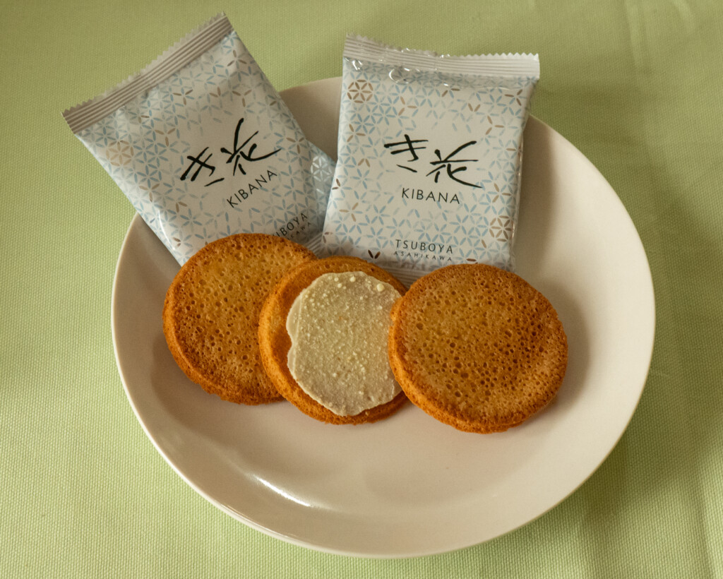 き花のアーモンドガレットに挟まれたホワイトチョコレート