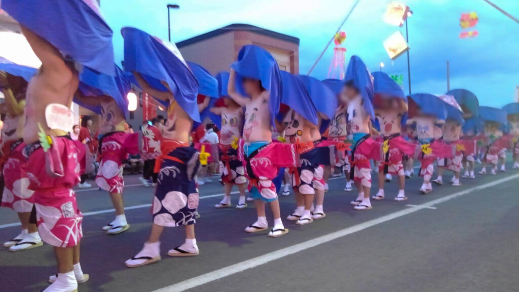 観客でにぎわうふらの北海へそ祭りの北海へそ踊り大会