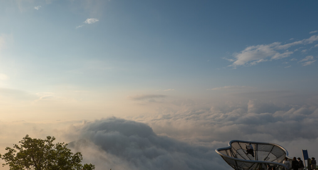 雲海テラスから望む、朝日に照らされた悪天候型雲海とCloud Walk（クラウドウォーク）