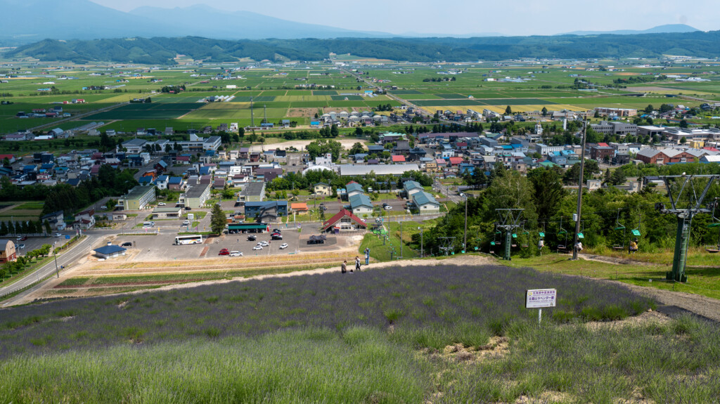 北星山の山頂から見下ろす観光リフトと中富良野の町並み