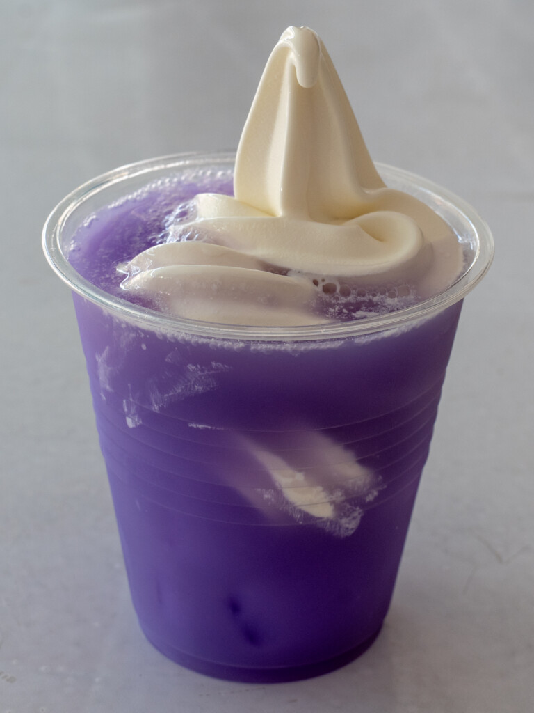 北星山ラベンダー園の売店で購入したラベンダーカルピスフロート