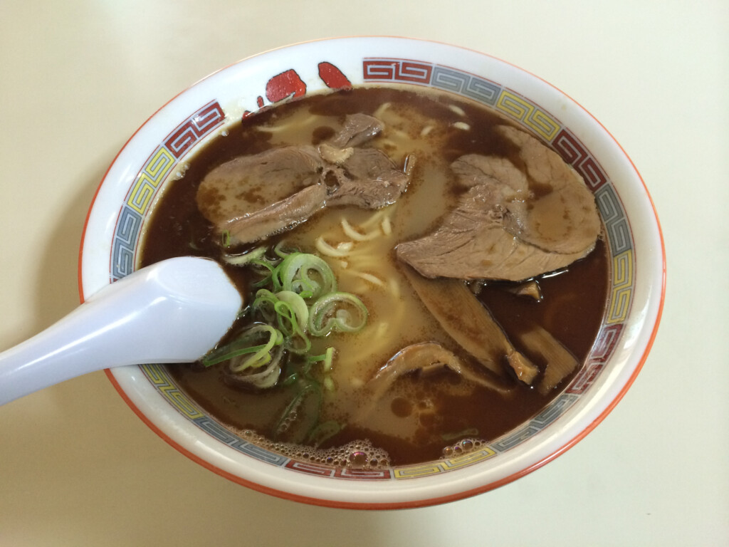 白い丼にチャーシュー、ねぎ、メンマが載った蜂屋のラーメン