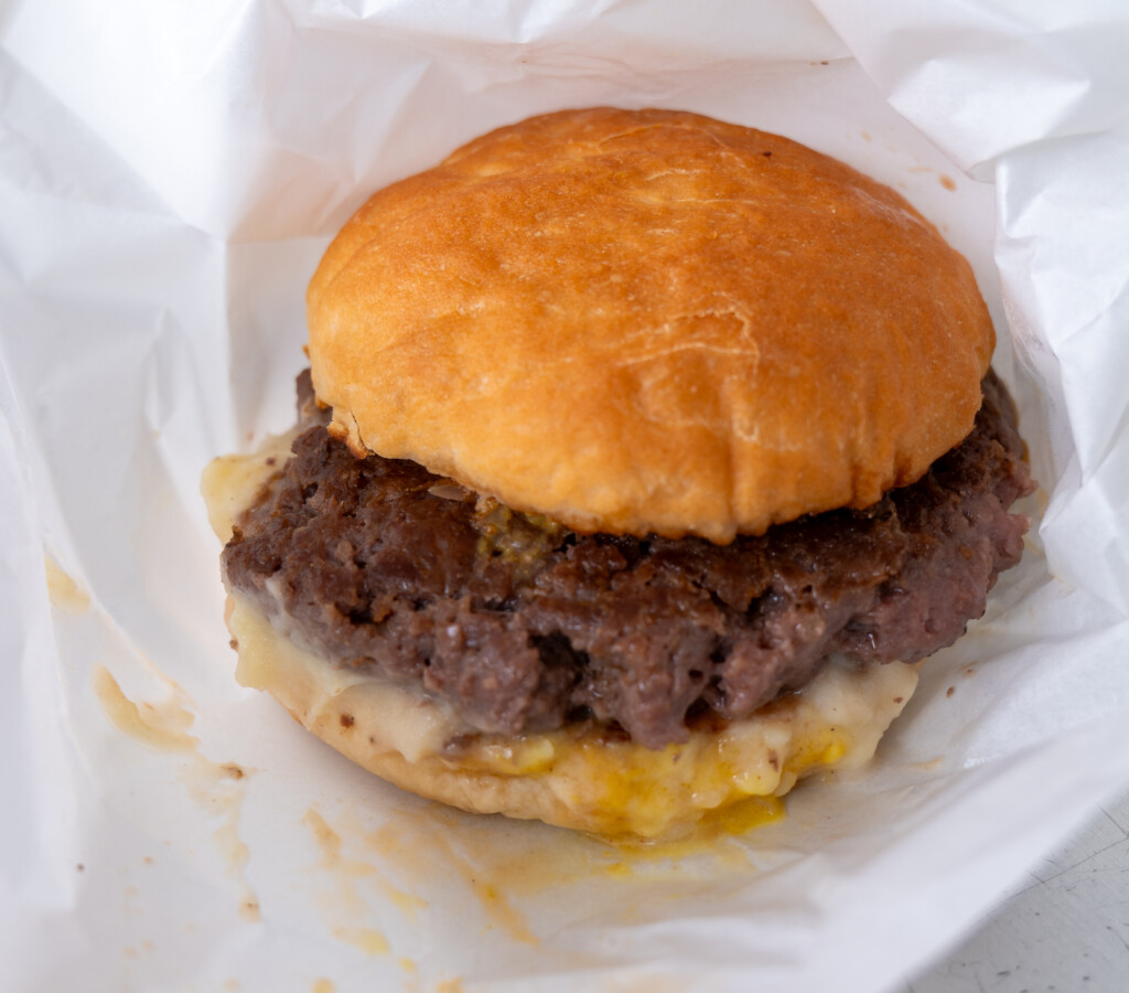 厚みのあるパティを挟んだアサヒカワスモーキービーフバーガー