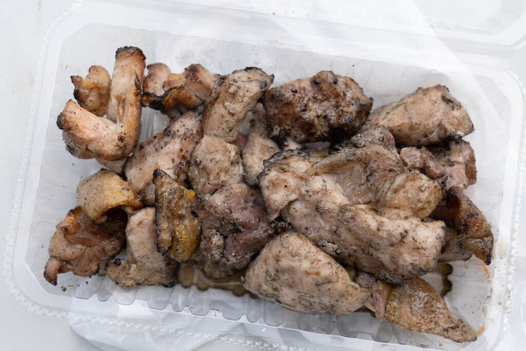 和タリアンkitchenれがーろで購入した炭火薫る薩摩地鶏炭火焼き