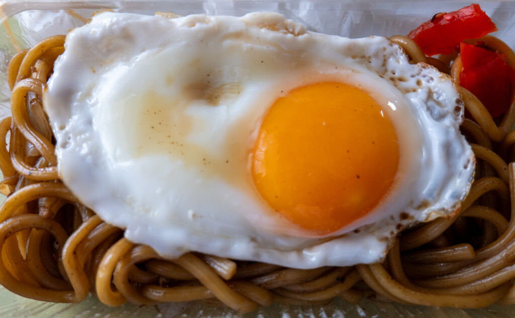目玉焼きと福神漬けを添えた横手やきそば