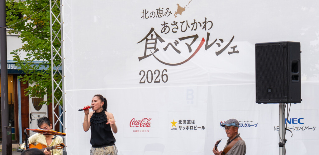 七条緑道のステージで披露される歌とギターの演奏