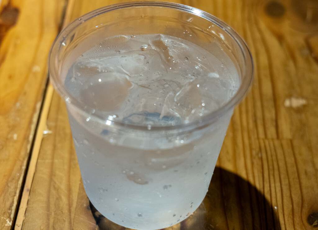 駅マルシェの鷹栖蒸溜所で購入したジンソーダ