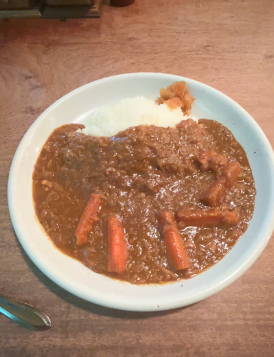 森の時計の白い皿に盛られたカレーライス