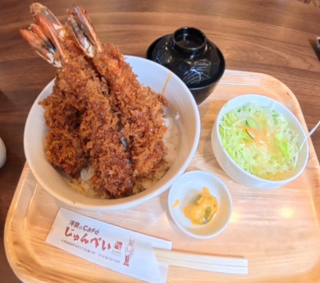じゅんぺいの海老丼とサラダ、小鉢を載せたトレー