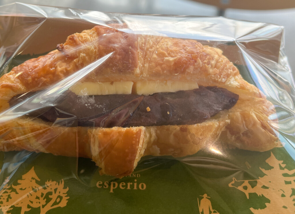 エスペリオのあんことバターを挟んだクロワッサンサンド