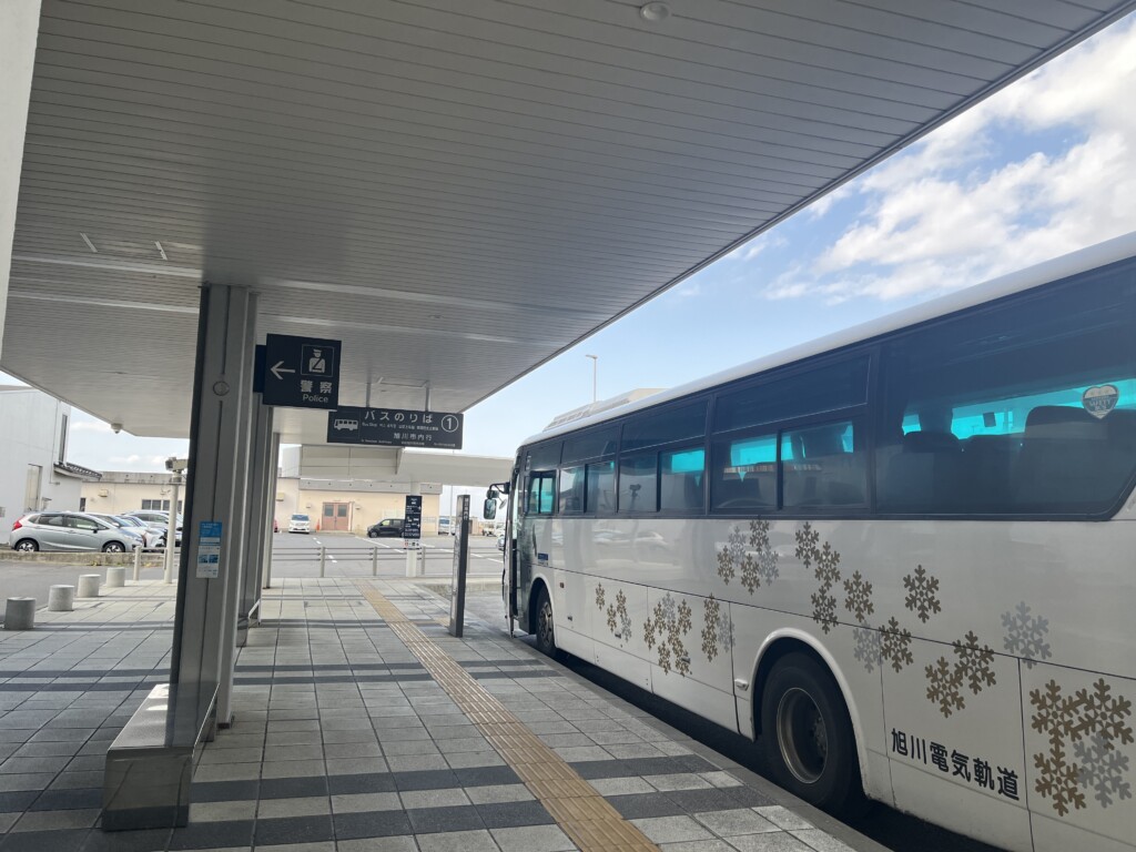 旭川空港の市内行き1番バス乗り場に停車する旭川電気軌道のバス