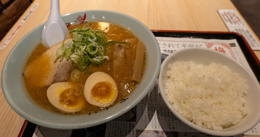 梅光軒 旭川空港店の醤油ラーメン（味玉トッピング）とライス
