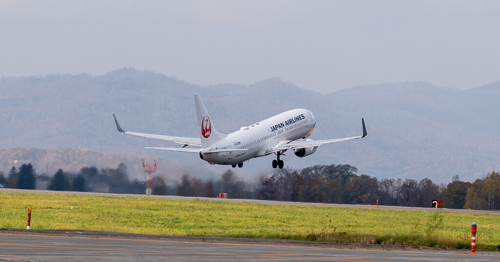 大阪（伊丹）へ向けて旭川空港を離陸するJAL2112便